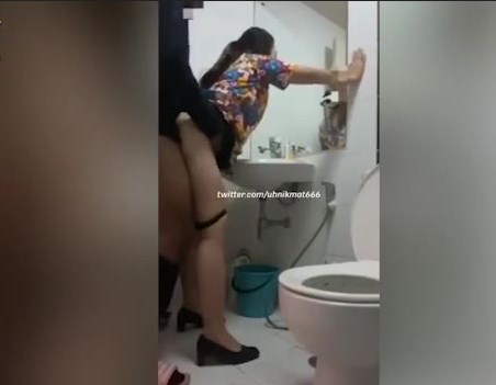 Ngentot Memek Ibu Guru Di Toilet Sekolah